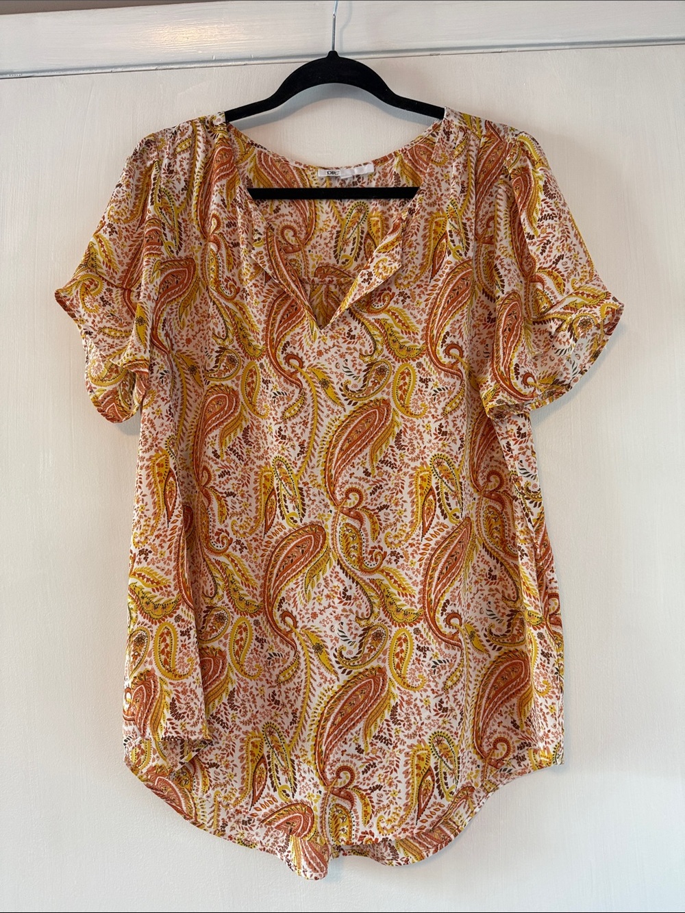 Short-Sleeve Paisley V-Neck Blouse in Brown and Gold